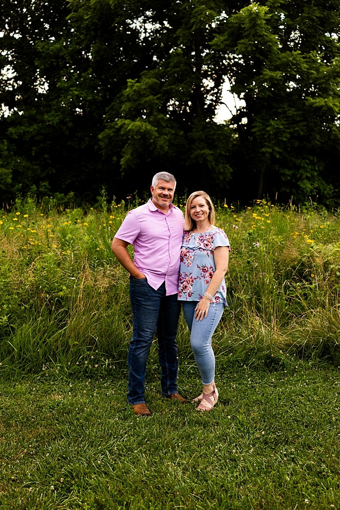 Large extended Family Photo session at Roosters Pumpkin Patch in Jonesburg Missouri